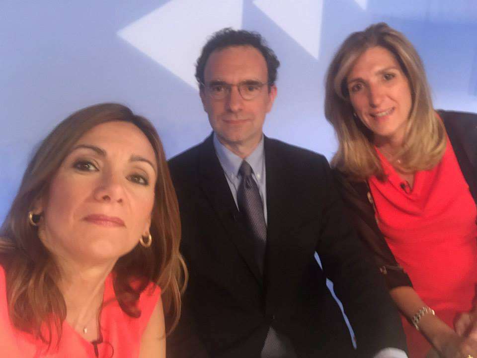 La20presentadora20Gemma20Rial20i20els20convidats20a20platC3B320Juli20Minoves20i20PatrC3ADcia20Riberaygua20es20fan20un20selfie.