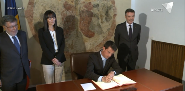 Manuel20Valls20signa20el20Llibre20dOr20del20Consell20General