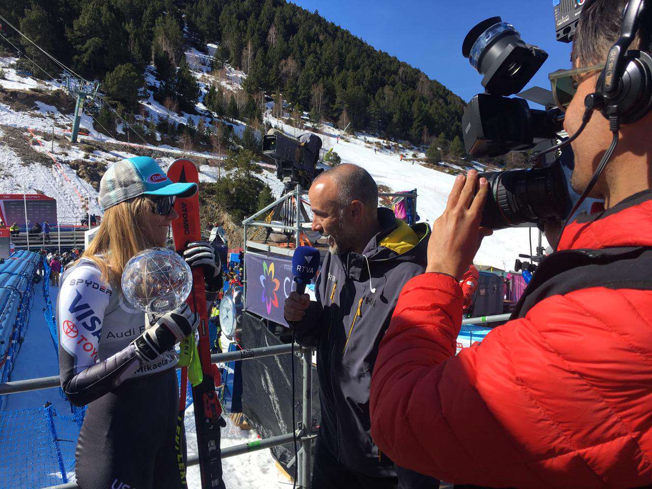 mikaela_shiffrin_amb_joan_lopez_globus_cristall_14032019