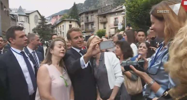 alv_saluda_macron_i_selfies_13092019