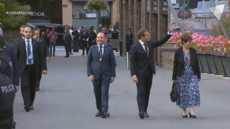 placa_poble_arriba_macron_13092019