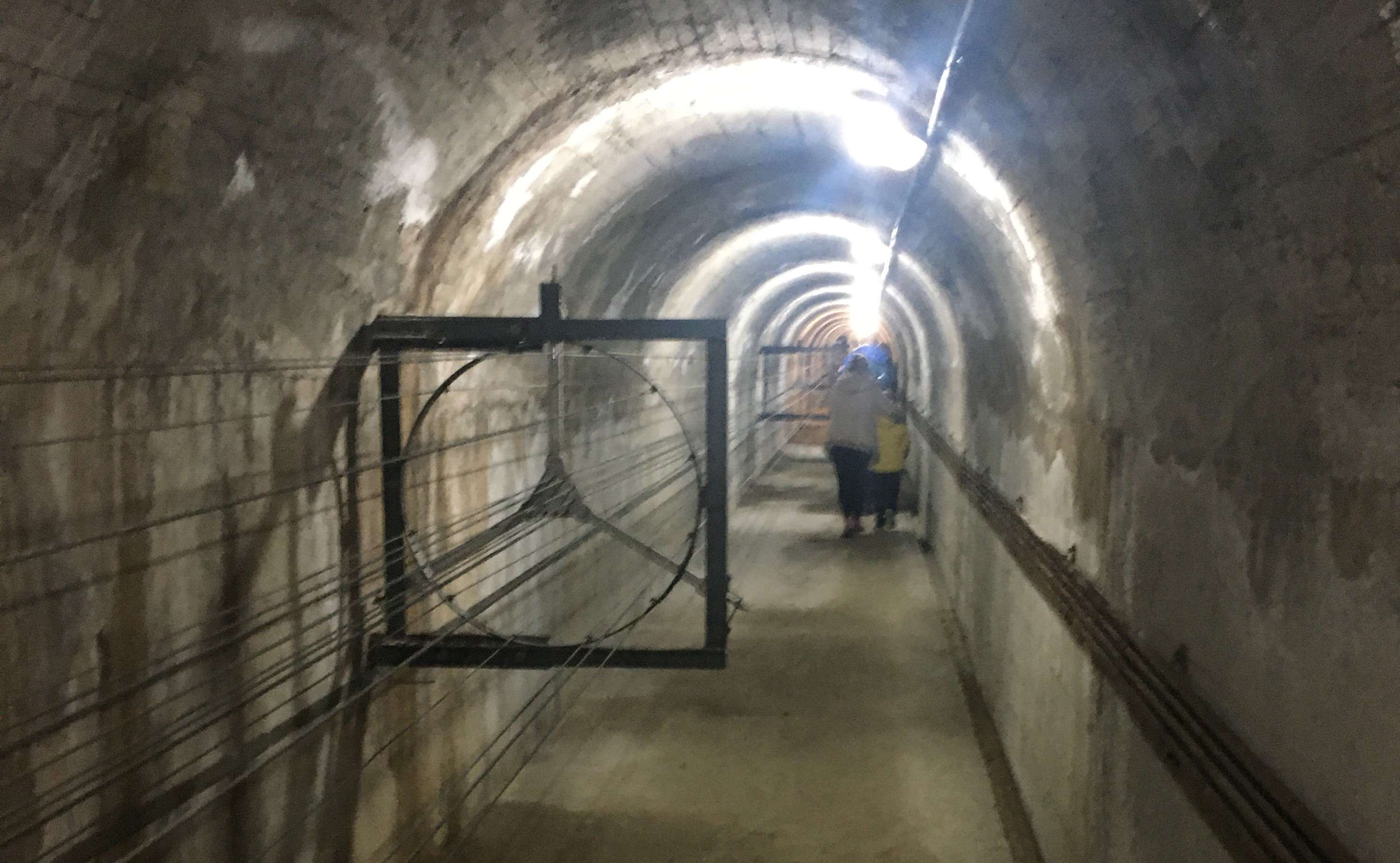 10_2__tunel_que_connecta_lestacio_amb_lantena_yas