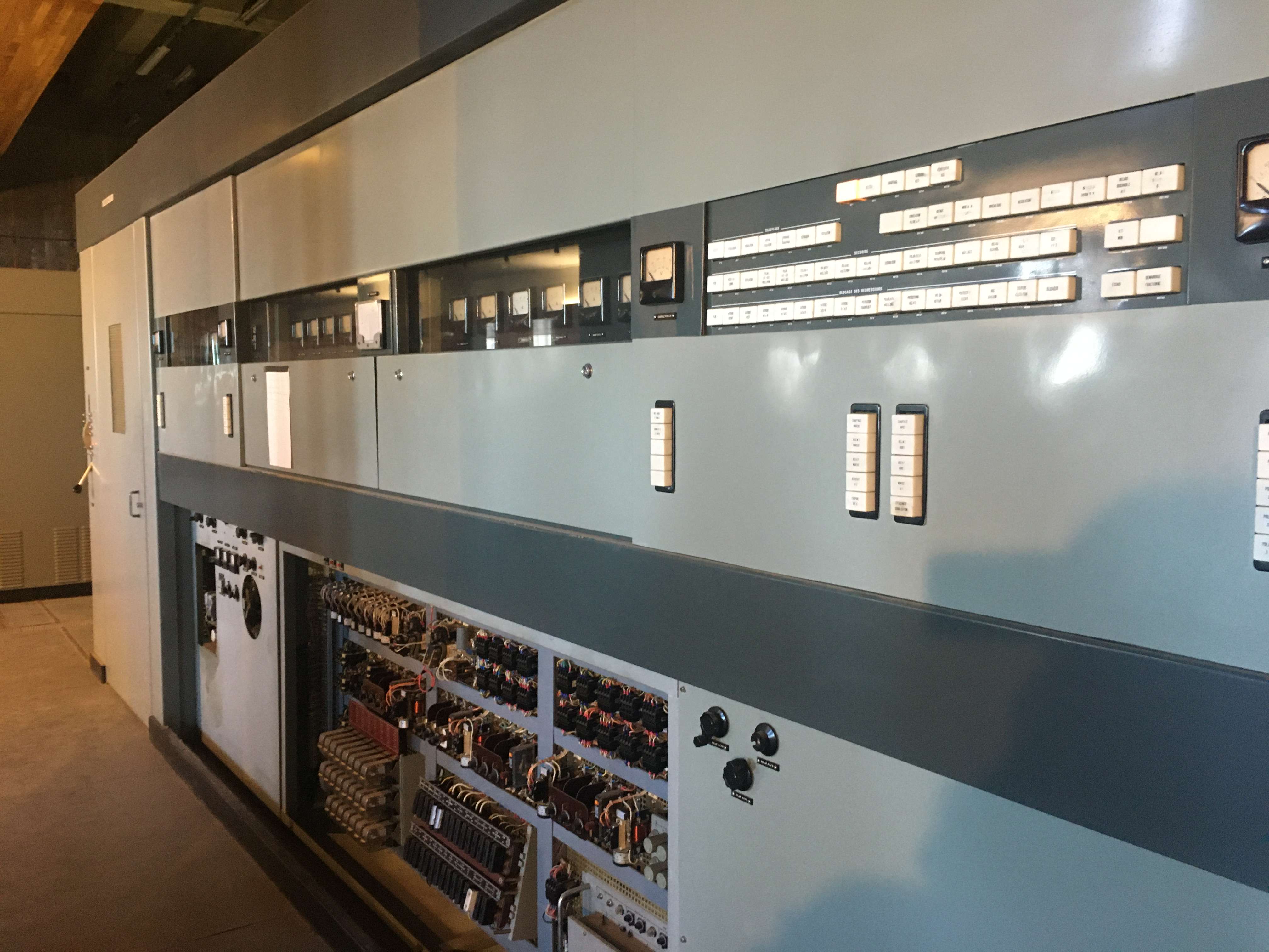 3_sud_radio_interior_yas