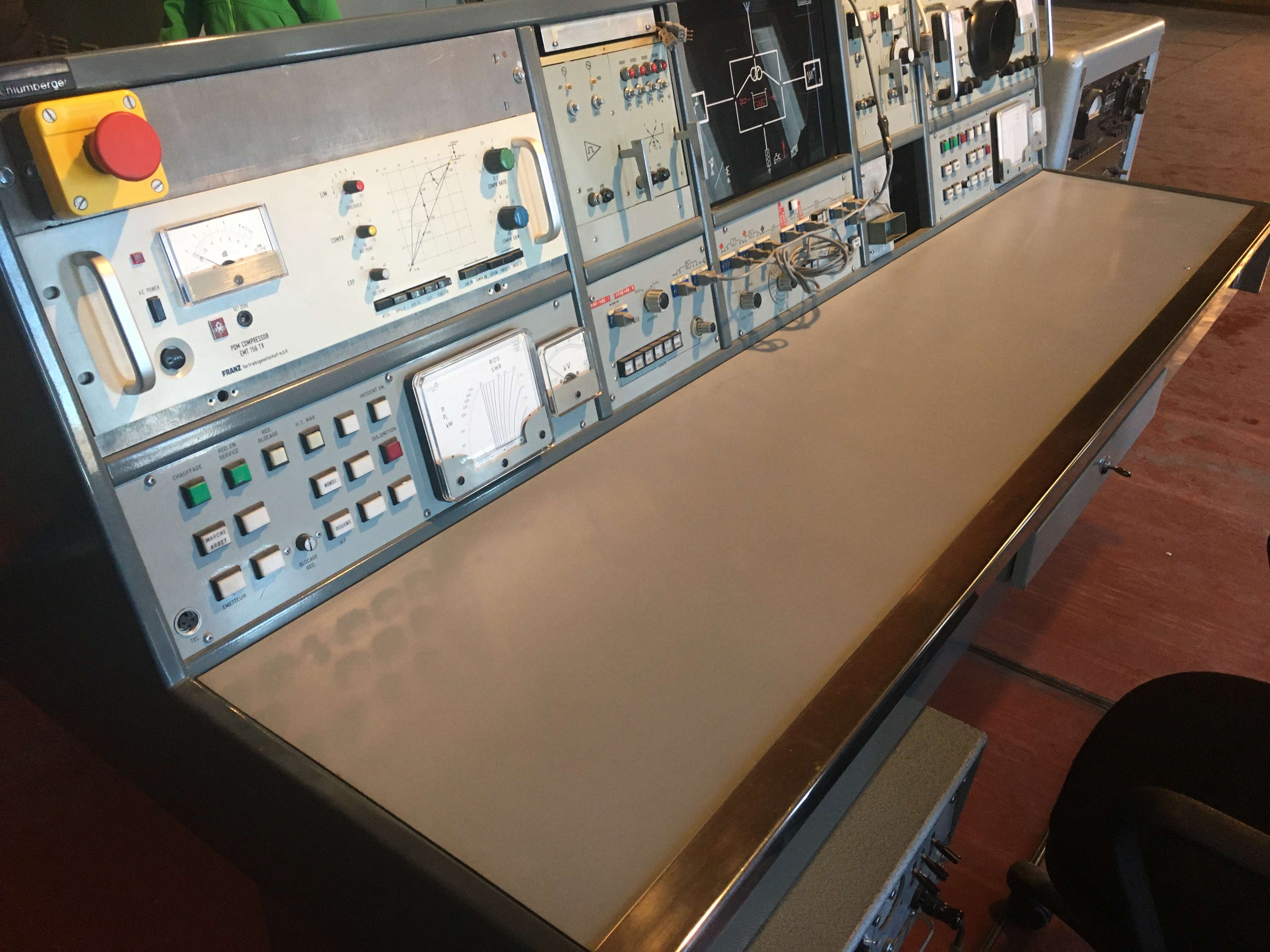 7_sud_radio_interior_controls_yas
