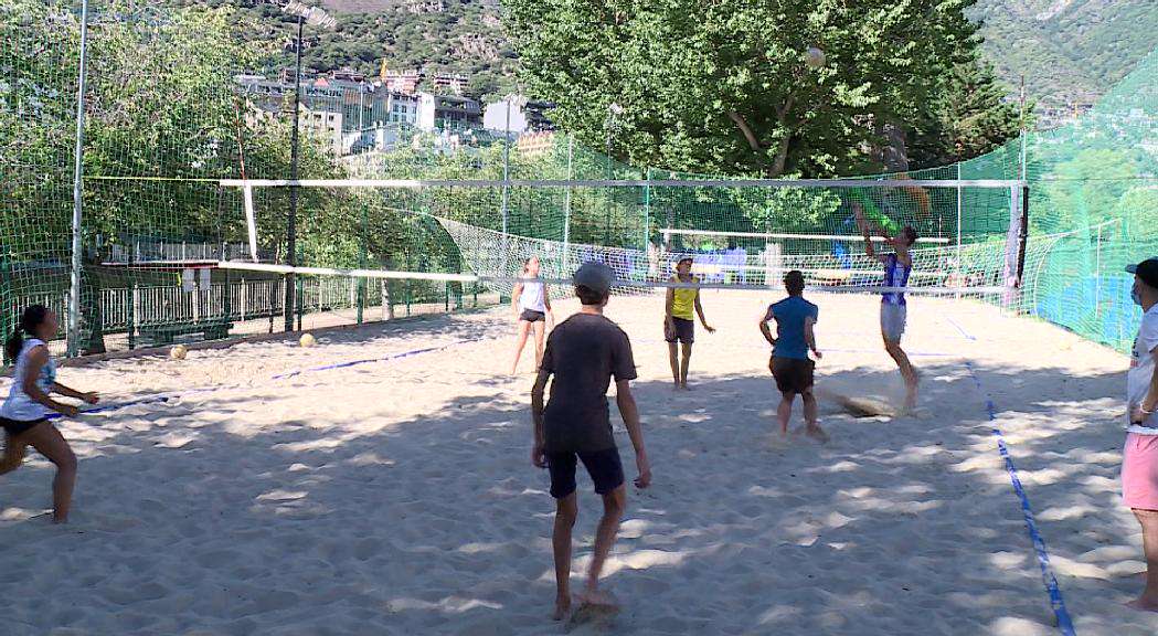 andorradifusio_rtva_joves_volei_platja_entrenen_tecnica_esperances_2282020202543