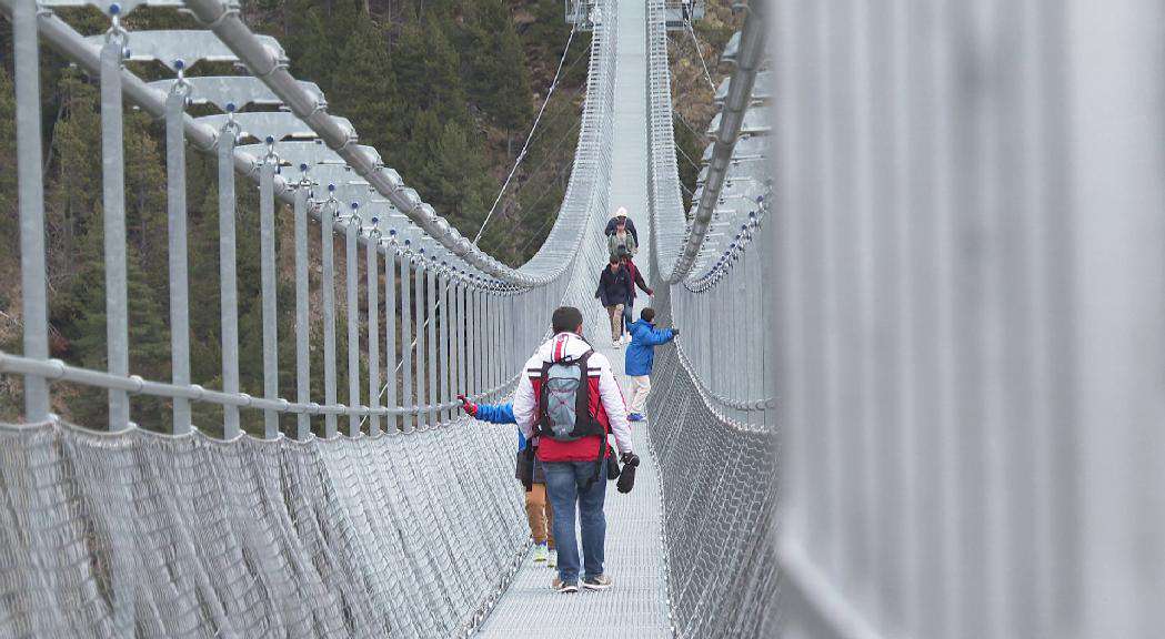 andorradifusio_rtva_600_persones_passen_pont_tibeta_dia_resident_1952025114746