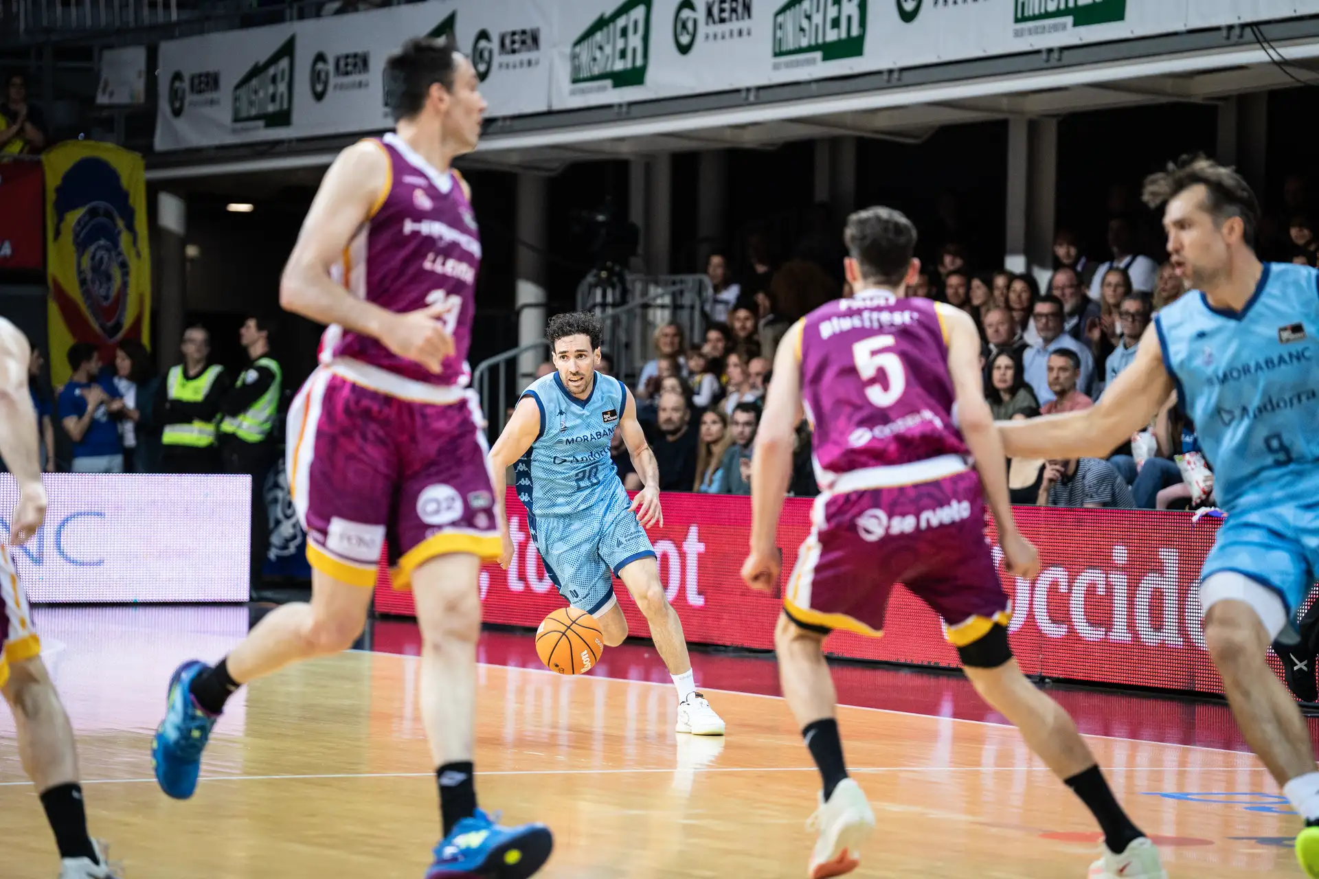 andorradifusio_rtva_morabanc_andorra_exhibeix_davant_hiopos_lleida_acaricia_2742025195354